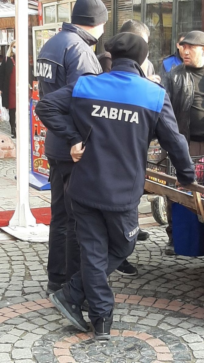 Zabıta Meyve Sıkma Makinesine El Koyunca Ürünlerini Yerlere Saçtı