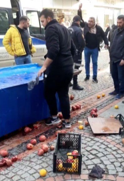 Zabıta Meyve Sıkma Makinesine El Koyunca Ürünlerini Yerlere Saçtı