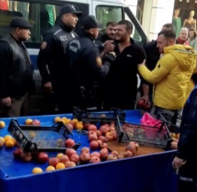 Zabıta Meyve Sıkma Makinesine El Koyunca Ürünlerini Yerlere Saçtı