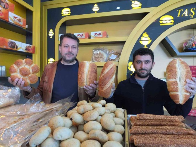 Burhaniyeli Fırıncı Ekmeği Yarı Fiyatına İndirdi