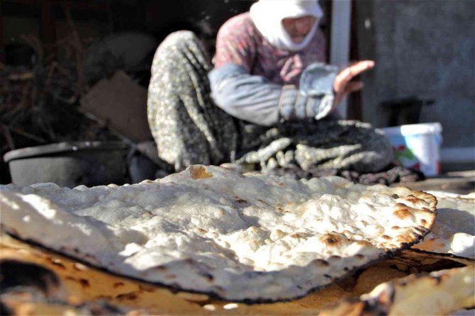 97 Yaşındaki Mesude Nine, 67 Yıldır Tandırda Ekmek Pişirerek Geçimini Sağlıyor
