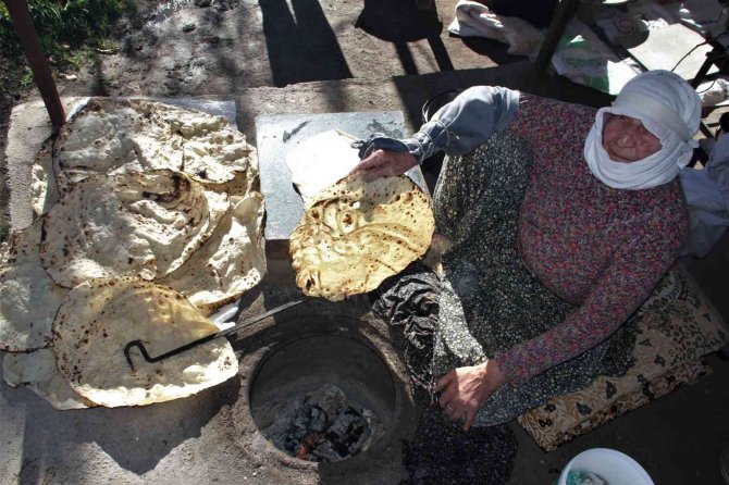 97 Yaşındaki Mesude Nine, 67 Yıldır Tandırda Ekmek Pişirerek Geçimini Sağlıyor