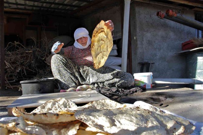 97 Yaşındaki Mesude Nine, 67 Yıldır Tandırda Ekmek Pişirerek Geçimini Sağlıyor