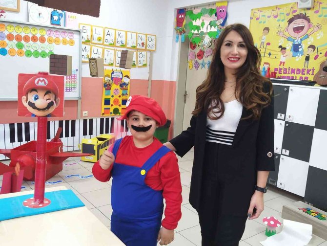 Ebru Öğretmen Sınıfını Mario Parkuruna Dönüştürerek Okumayı Öğretiyor