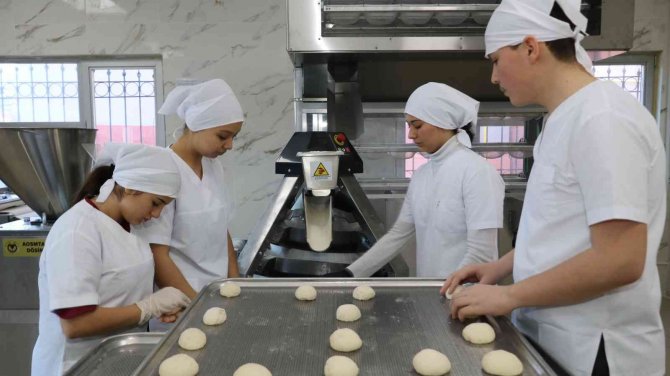 Liseliler Hamur Teknesinin Başına Geçti, Günde 10 Bin Ekmek Üretecek