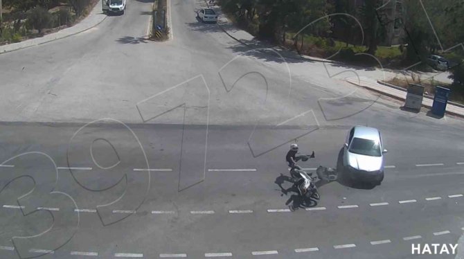 Hatay’da Kaza Anları Kamerada: Araç Parçalara Ayrıldı, Sürücü Fırladı