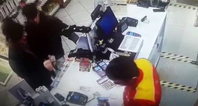 Okuldan Bağış Kutusunu Çaldılar, Bozuk Paraları Akaryakıt İstasyonunda Tümlettiler: O Anlar Kamerada