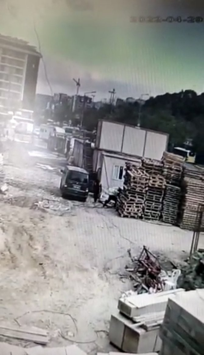 İ̇stanbul’da İnşaatçıların Kabusu Hırsızlar Kamerada: Sahte Plakalı Araçla Kablo Ve İnşaat Malzemeleri Çaldılar