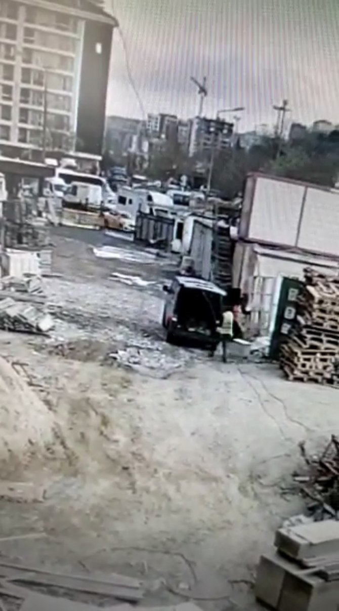 İ̇stanbul’da İnşaatçıların Kabusu Hırsızlar Kamerada: Sahte Plakalı Araçla Kablo Ve İnşaat Malzemeleri Çaldılar