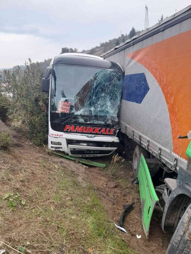 Otobana Sığamayan Kamyonla Tır Yoldan Çıktı