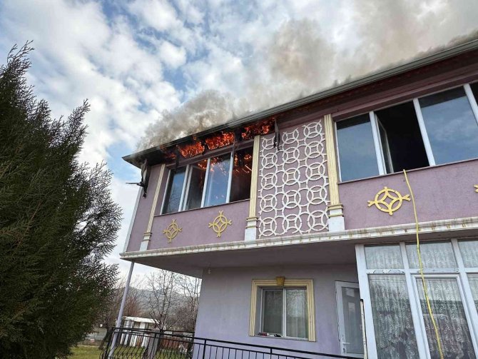 İ̇ki Katlı Evin Çatısında Çıkan Yangın Korkuttu