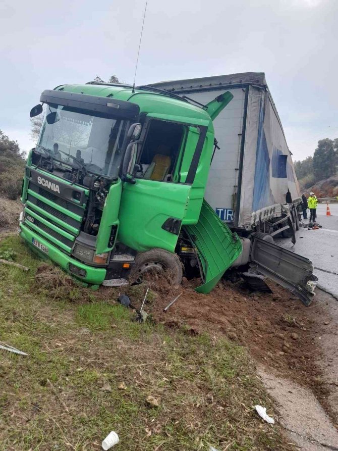 Otobana Sığamayan Kamyonla Tır Yoldan Çıktı