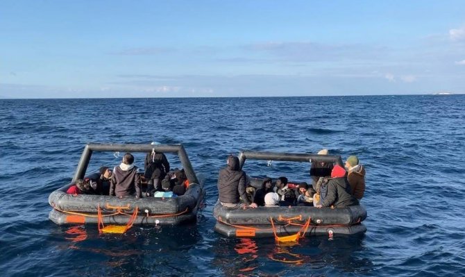 İ̇zmir’de 50 Göçmen Kurtarıldı, 155 Göçmen Ve 3 Göçmen Kaçakçısı Şüphelisi Yakalandı