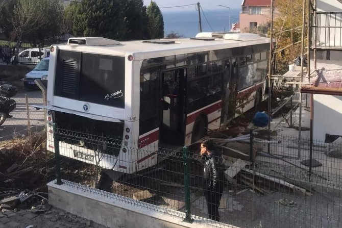 El Freni Çekilmeyen Otobüsü Eliyle Durdurmaya Çalıştı