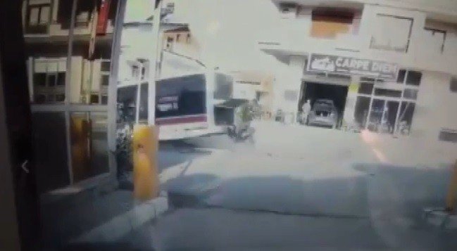El Freni Çekilmeyen Otobüsü Eliyle Durdurmaya Çalıştı