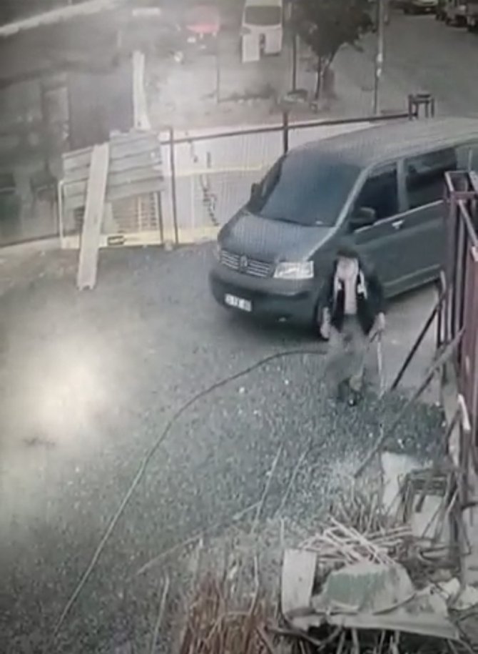 İ̇stanbul’da İnşaatçıların Kabusu Hırsızlar Kamerada: Sahte Plakalı Araçla Kablo Ve İnşaat Malzemeleri Çaldılar