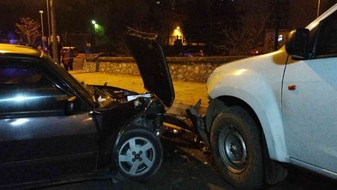 Otomobil Kamyonetle Çarpıştı: 3 Yaralı