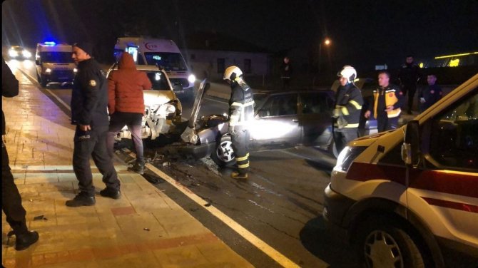 Otomobil Kamyonetle Çarpıştı: 3 Yaralı