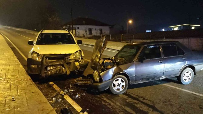 Otomobil Kamyonetle Çarpıştı: 3 Yaralı