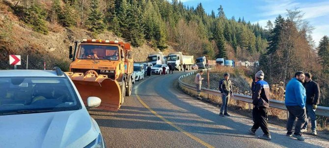 Panelvan Araç İle Minibüs Çarpıştı: Araçta Sıkışan Sürücüyü İtfaiye Ekipleri Kurtardı