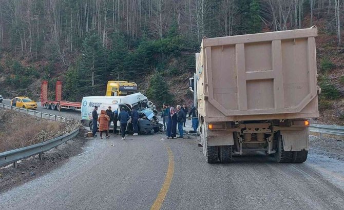Panelvan Araç İle Minibüs Çarpıştı: Araçta Sıkışan Sürücüyü İtfaiye Ekipleri Kurtardı