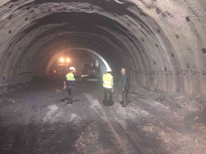 Kemaliye’de Taş Tünellerin İçerisi Çelik Ağlarla Kaplanıyor