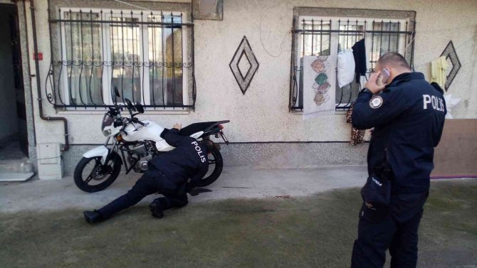 Parmaklarını Zincire Sıkıştırdı