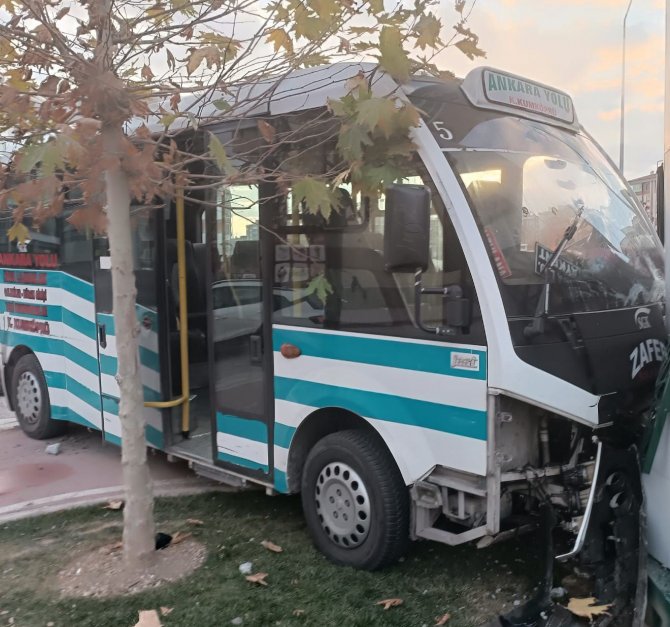 Konya’da Yolcu Minibüsü İle Otomobil Çarpıştı: 7 Yaralı