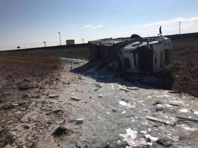 Konya’da Cam Yüklü Kamyon Devrildi: 1 Yaralı