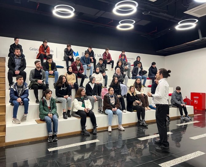 Öğrenciler İ̇negöl Belediyesi İle Bilişim Vadisini Keşfediyor