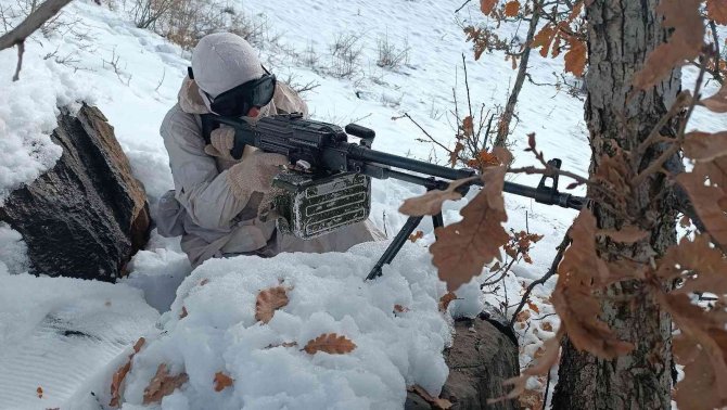 Mehmetçik, Zorlu Kış Şartlarında Operasyonlarına Devam Ediyor