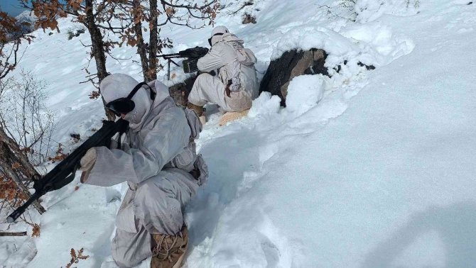 Mehmetçik, Zorlu Kış Şartlarında Operasyonlarına Devam Ediyor