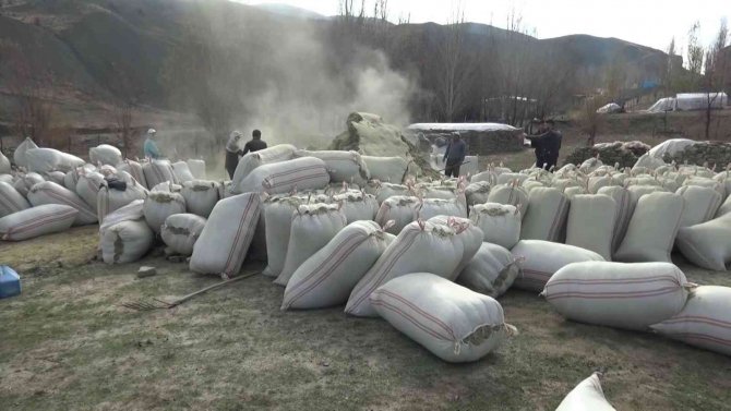 Muş’ta İhtiyaç Fazlası Saman Çevre İllere Gönderiliyor