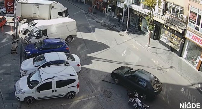 Otomobilin Altında Kalmaktan Son Anda Kurtuldu