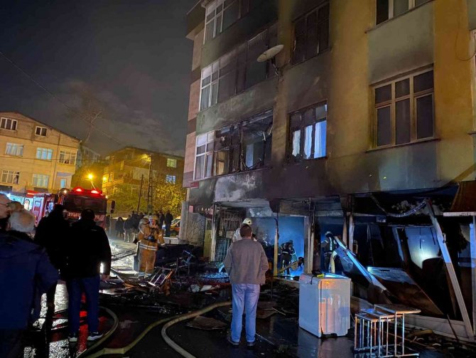 Pendik’te İşyeri Yangını: Vatandaşlar Tahliye Edildi
