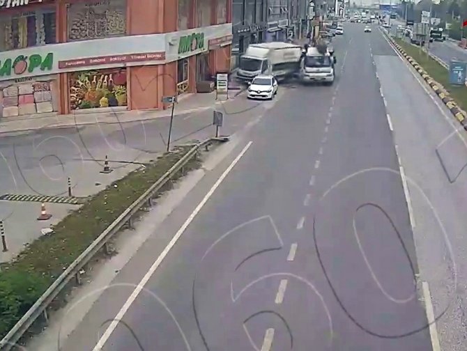 Park Halindeki Kamyona Çarpıp Kaçtı