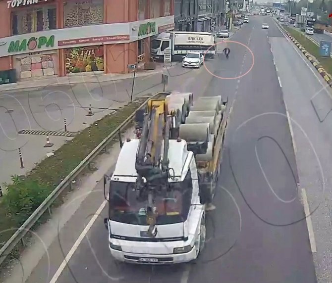 Park Halindeki Kamyona Çarpıp Kaçtı