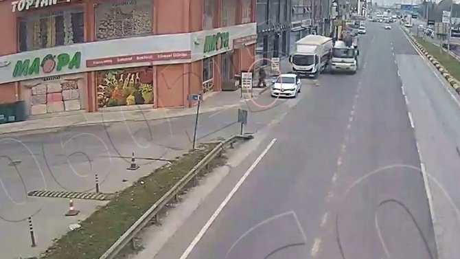 Park Halindeki Kamyona Çarpıp Kaçtı