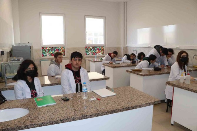 Fabrika Gibi Lise: 50 Farklı Hijyen Ürünü Üreten Liseden 5 Milyon Tl Ciro