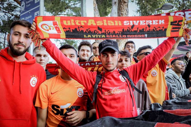 Antalya’ya Gelen Galatasaray’a Havalimanında Coşkulu Karşılama