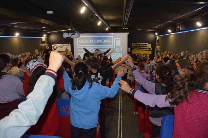 Gezen Sinema Sındırgı’da Çocuklarla Buluştu