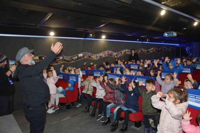 Gezen Sinema Sındırgı’da Çocuklarla Buluştu