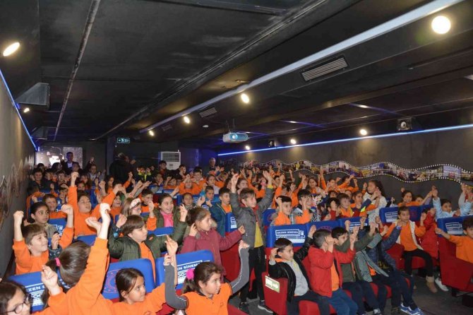 Gezen Sinema Sındırgı’da Çocuklarla Buluştu