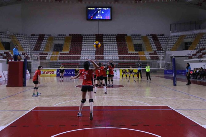 Okullar Arası Voleybolda 35 Takım Mücadele Ediyor