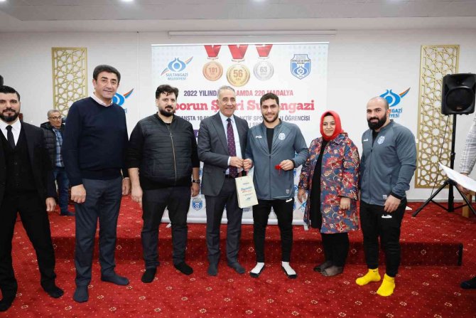 Sultangazi Belediyesi’nin Başarılı Sporcuları Madalyalarla Dolu Bir Yılı Geride Bırakıyor