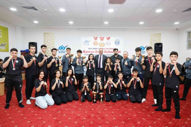 Sultangazi Belediyesi’nin Başarılı Sporcuları Madalyalarla Dolu Bir Yılı Geride Bırakıyor