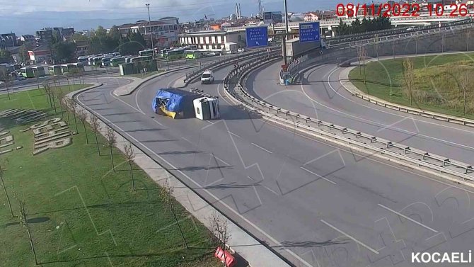 Tem’de Hurda Yüklü Kamyon Böyle Devrildi