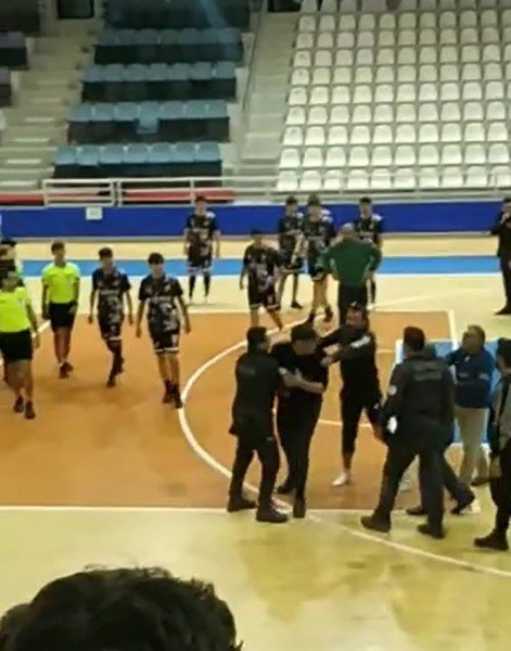 Liseli Öğrenciler Maçta Birbirine Girdi, Kavgaya Polis Müdahale Etti