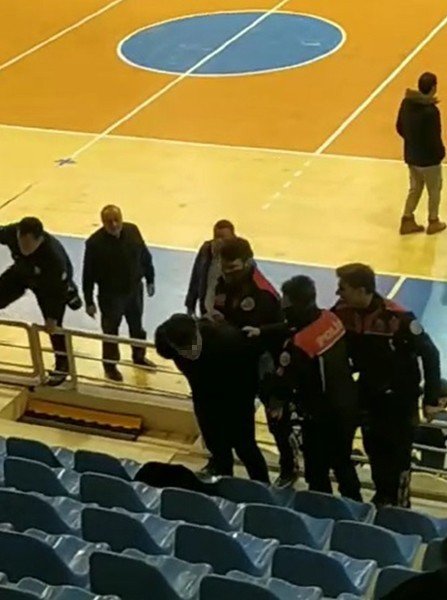 Liseli Öğrenciler Maçta Birbirine Girdi, Kavgaya Polis Müdahale Etti