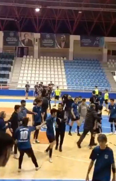 Liseli Öğrenciler Maçta Birbirine Girdi, Kavgaya Polis Müdahale Etti